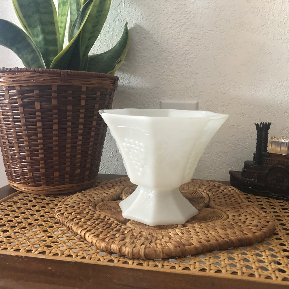 1970s Anchor Hocking Harvest Grape White Milk Glass Compote Vintage - Picture 1 of 9